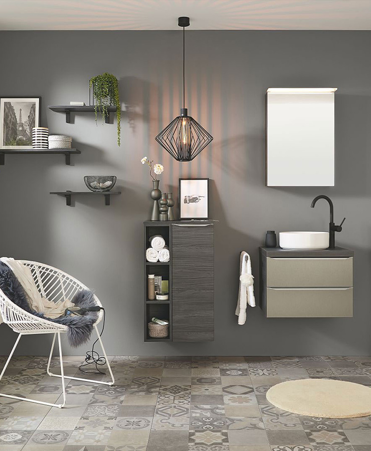 visit-einleiter Modernes Badezimmer mit stilvoller Wanddekoration und Regalen.