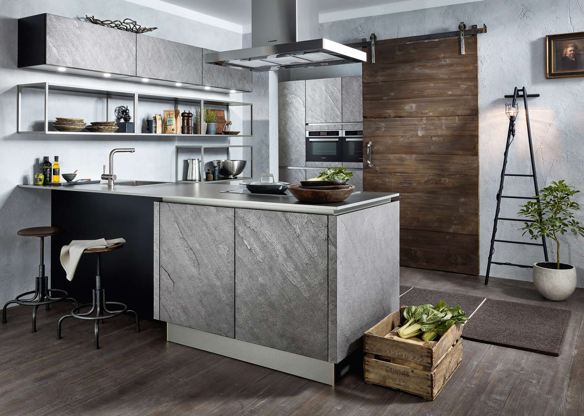 Moderne Küche mit grauem Design und Holzdetails