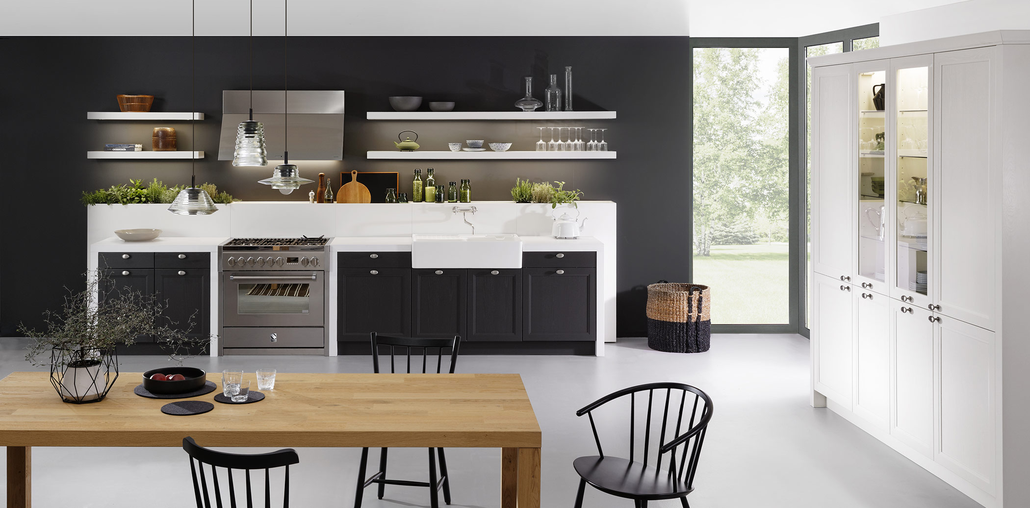 Moderne Küche mit Holztisch und schwarzen Stühlen