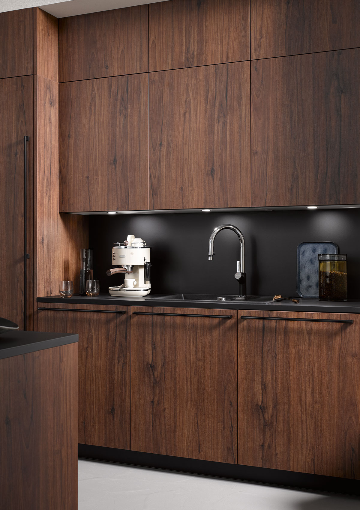Bali_Nussbaum_Spuelbereich Moderne Küche mit Holzschränken und schwarzer Arbeitsplatte