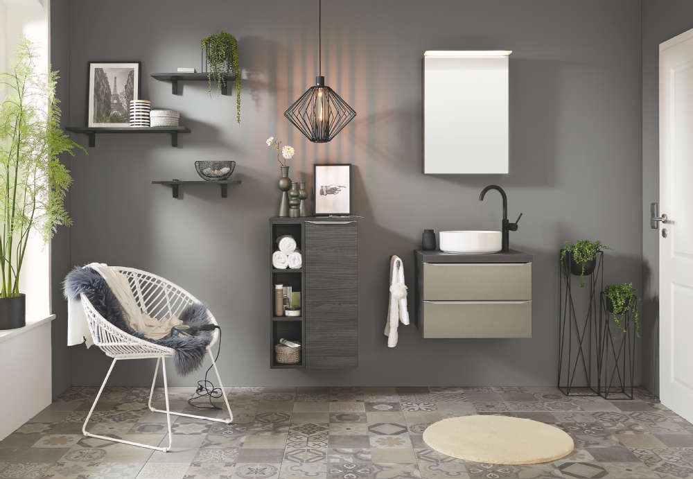 Visit-1 Modernes Badezimmer mit stilvoller Einrichtung und Beleuchtung