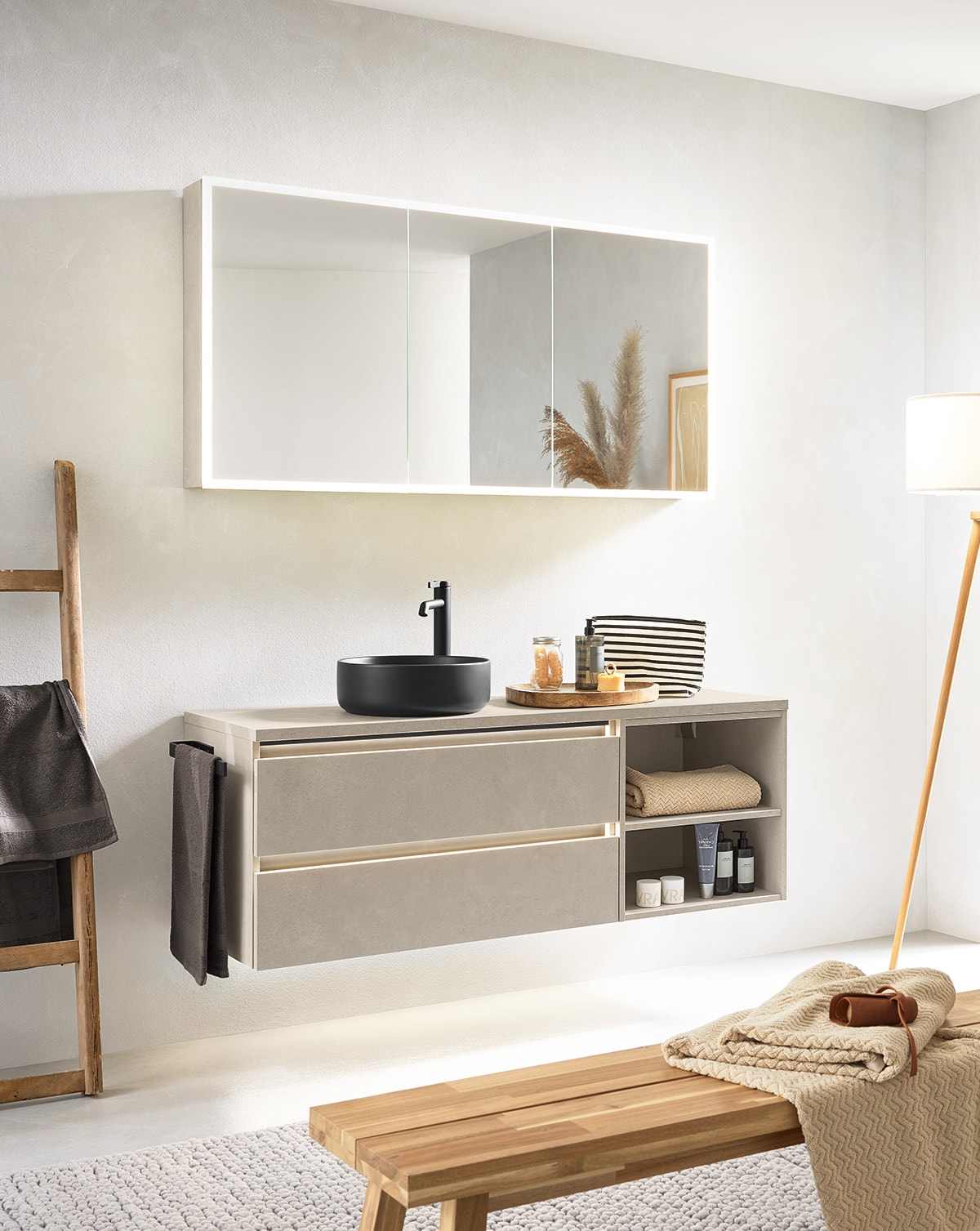 b1 Modernes Badezimmer mit Waschtisch und Spiegelwand