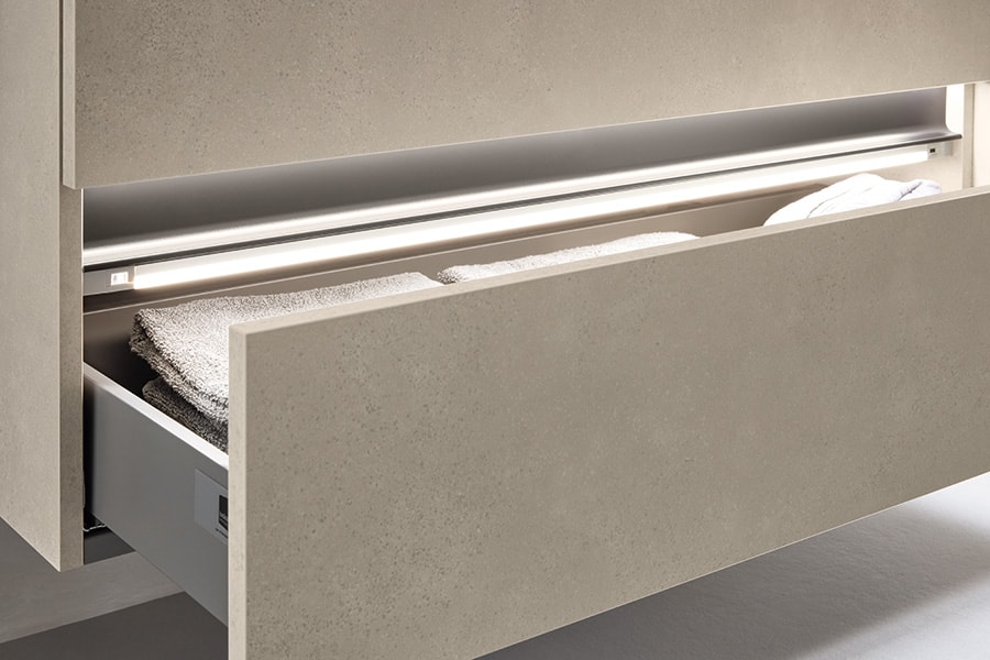 b3 Geöffnete Schublade im modernen Schlafzimmer mit Licht