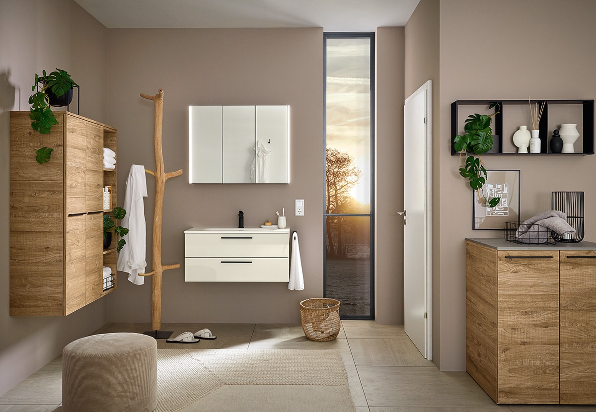 classic 1 Modernes Badezimmerdesign mit Holzmöbeln und Dekorationen