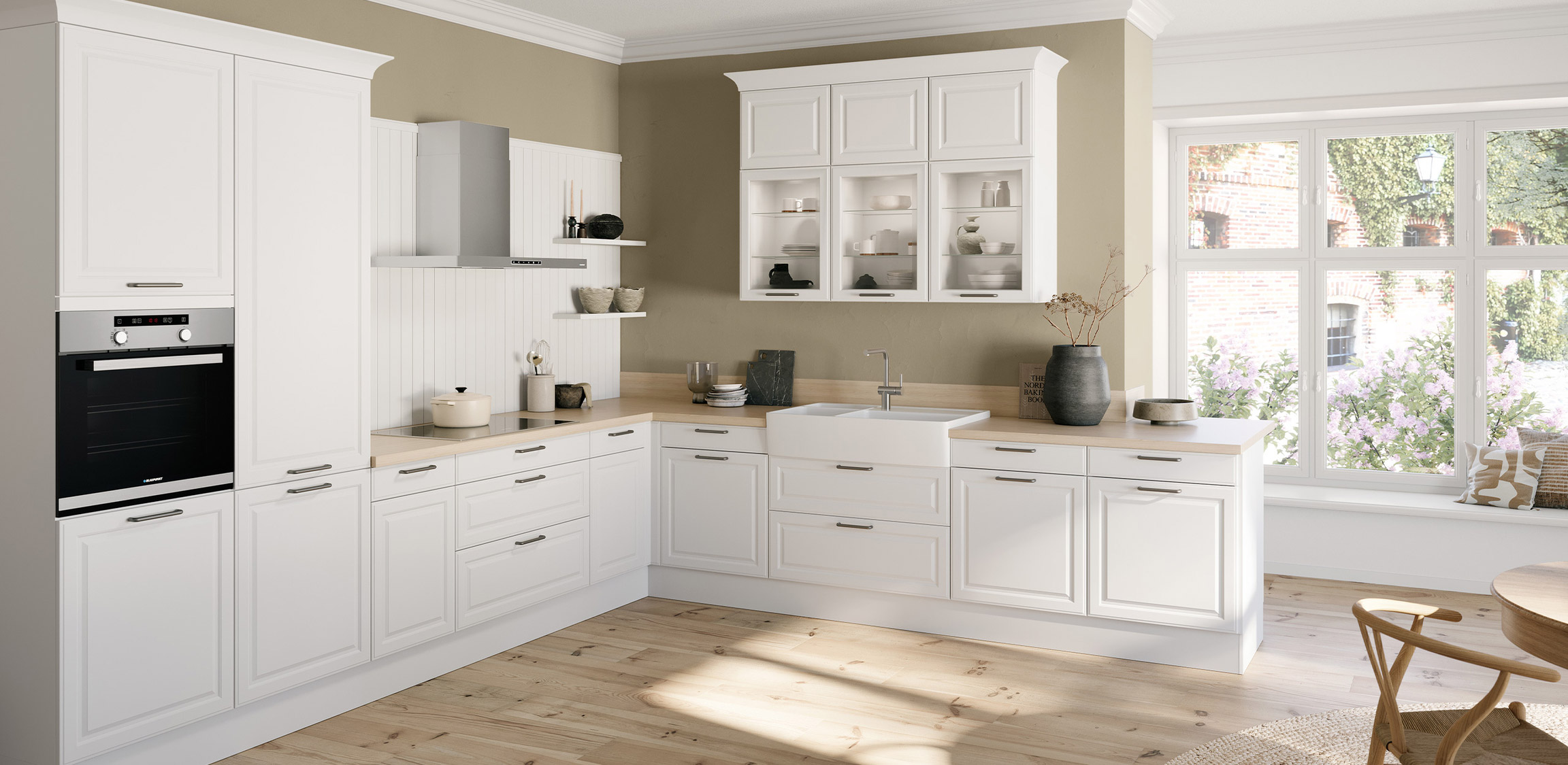 Moderne Landhausküche TOSKANA in Kristallweiß mit eleganter Mattlack-Oberfläche, filigraner Kassettenoptik und integrierter Beleuchtung
