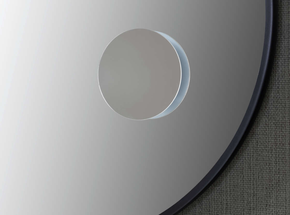 cubus_detail Runder Spiegel auf grauem Hintergrund reflektiert Licht
