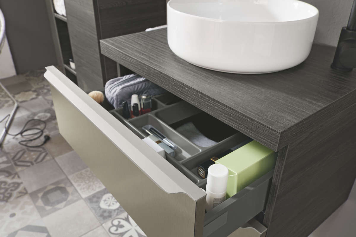 v2 Offene Badezimmerschublade mit Badutensilien und Waschbecken
