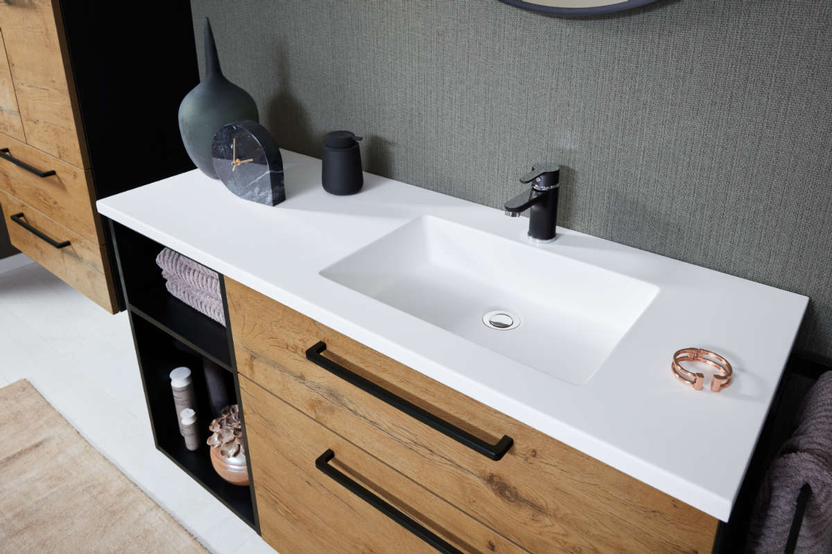 varipro 2 Moderner Badezimmer-Waschtisch mit Holzschränken und Dekorationen