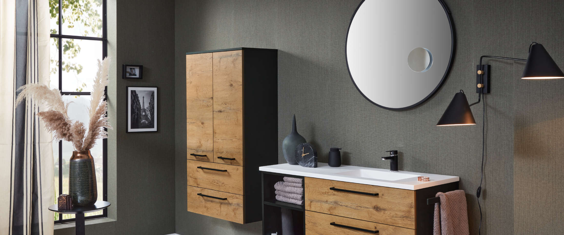 varipro-cubus banner Rustikales Badezimmer mit Holzschränken und Rundspiegel