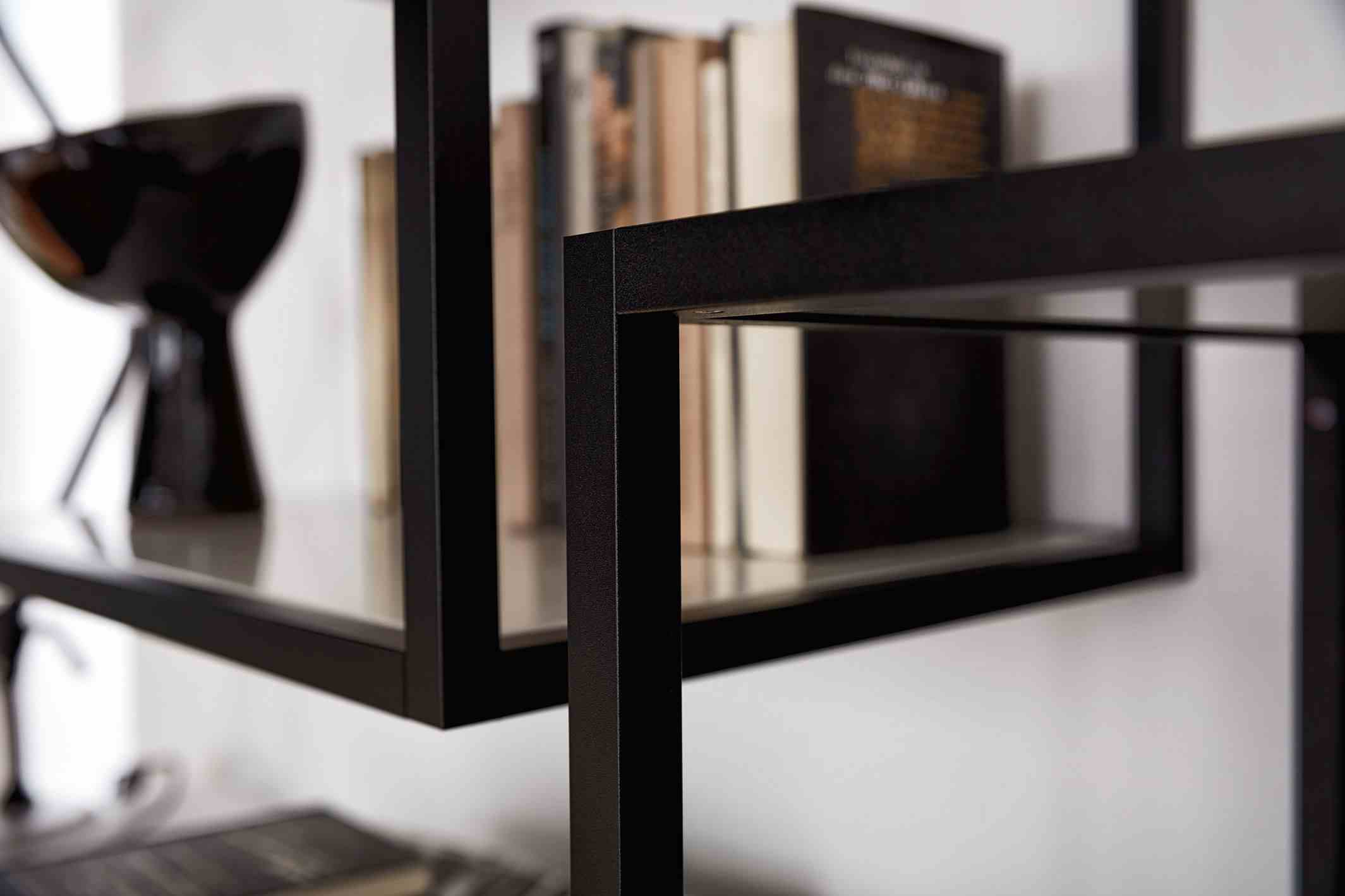 Nahaufnahme eines modernen Metallregals mit Büchern