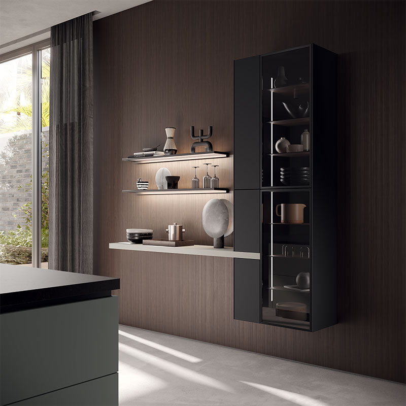 Moderne Küche mit hängendem Regal und Schrank