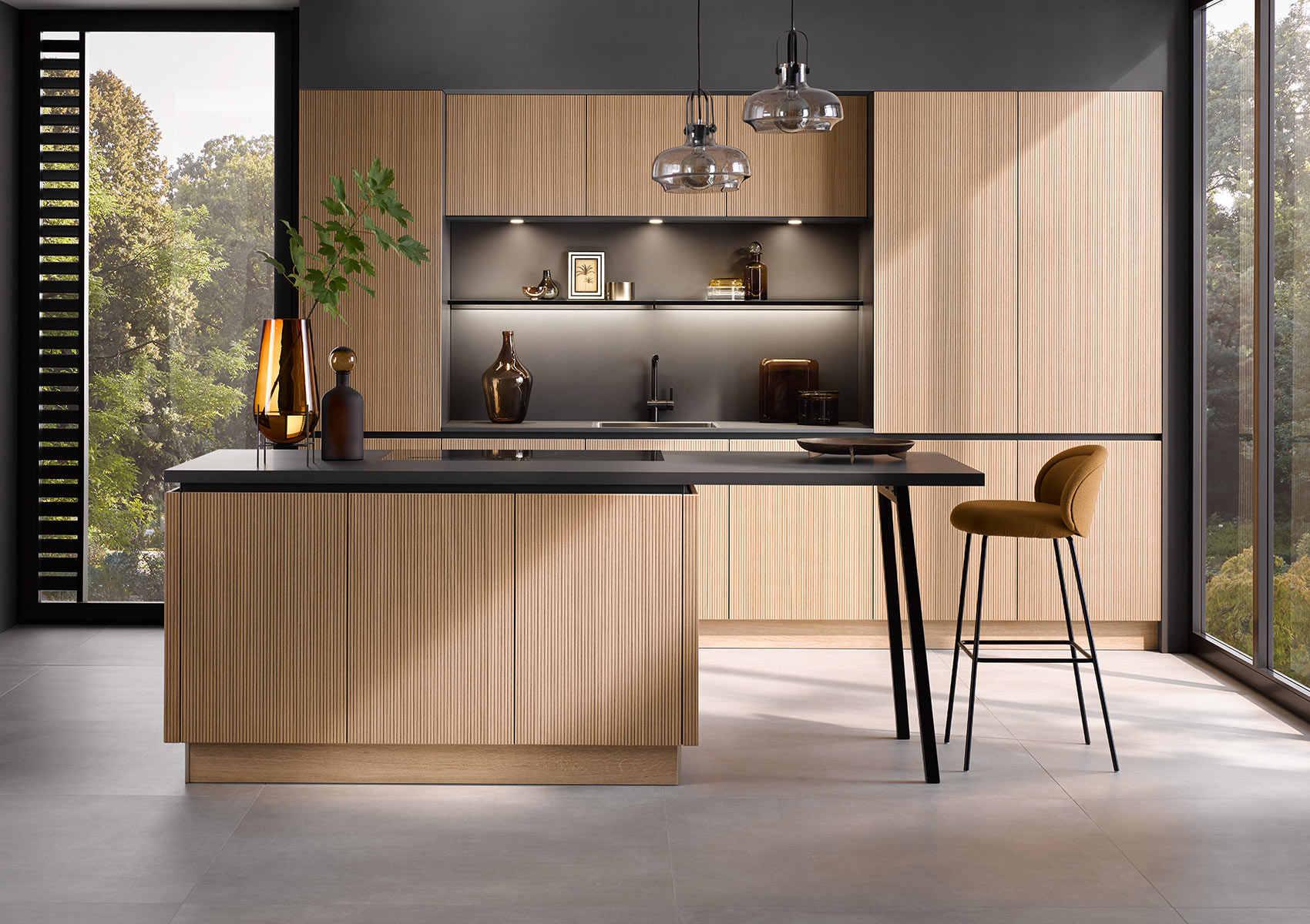 AV_6023GL_Eiche_elegant_M1_Frontal Moderne Holzküche mit Insel und Hockern