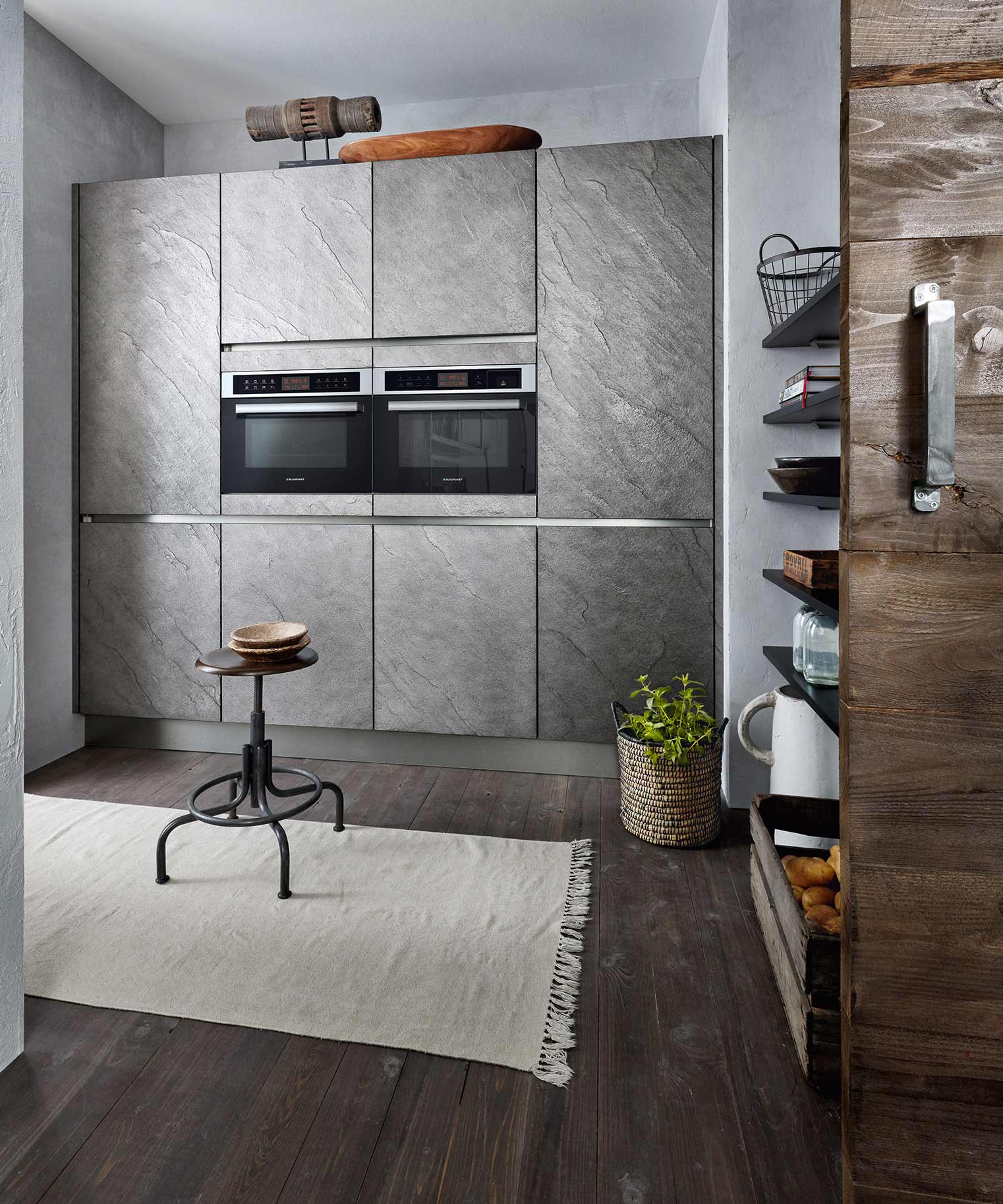 AV_7030GL_SilverStar_Hochschraenke_D Moderne Küche mit grauem Schrank und Holzregalen