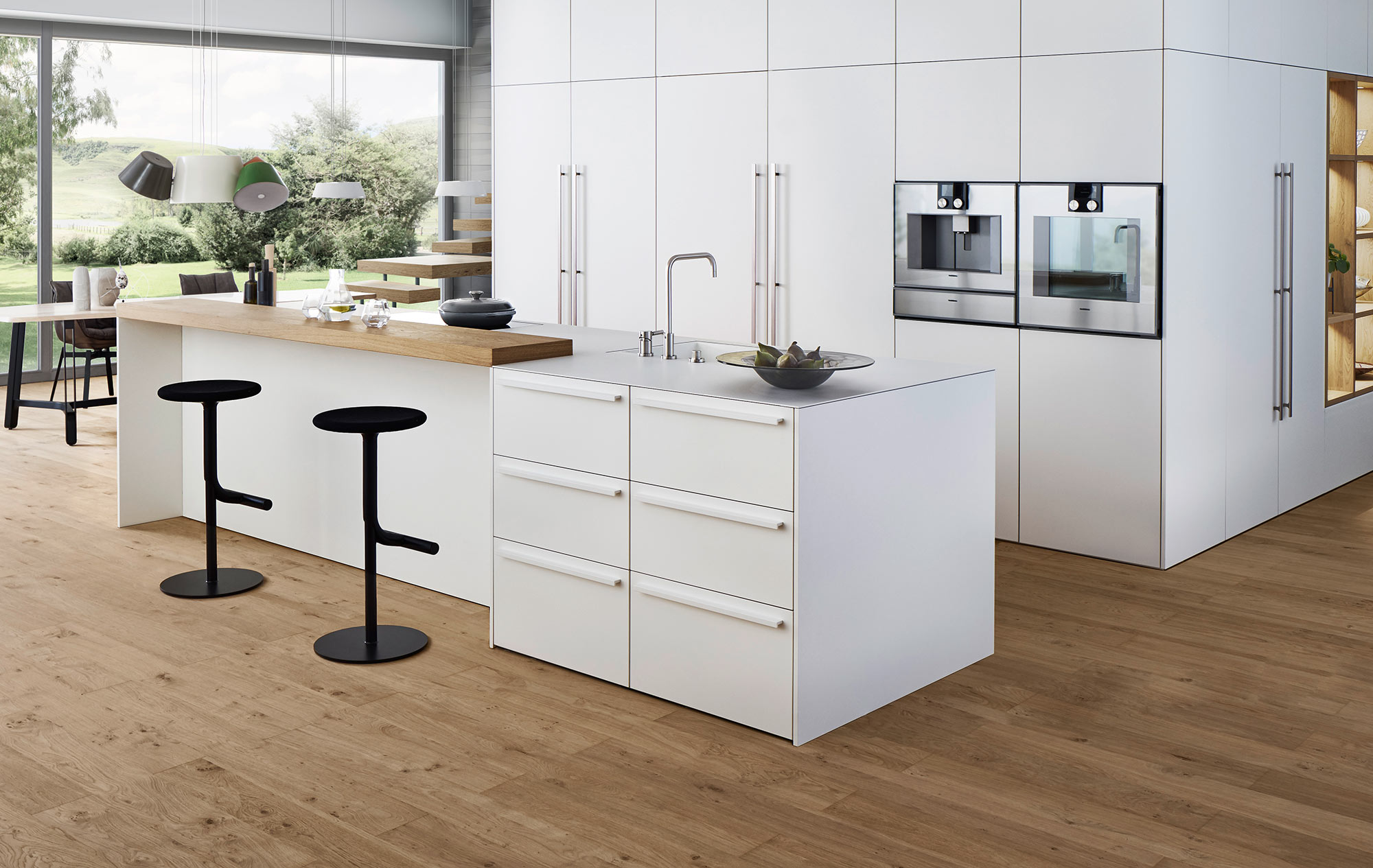 BONDI_E_XYLO_full Moderne weiße Küche mit Holzboden und Theke