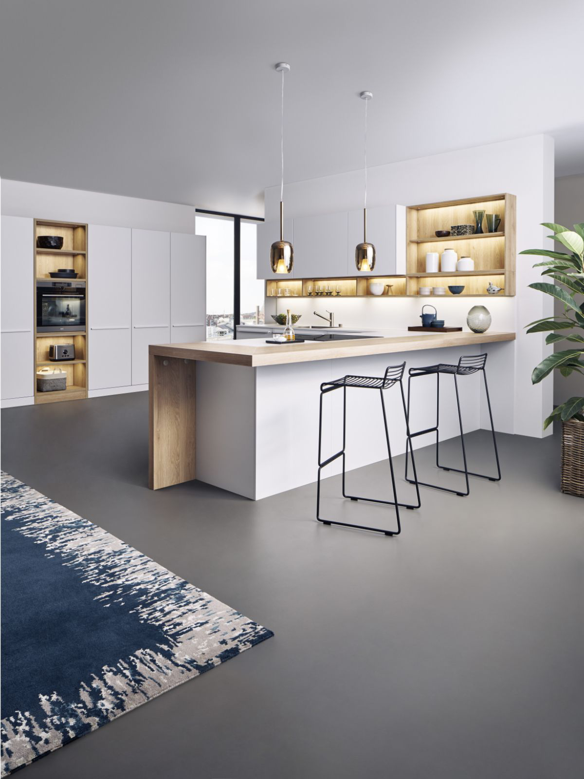 Moderne Küche mit Insel und Barhockern
