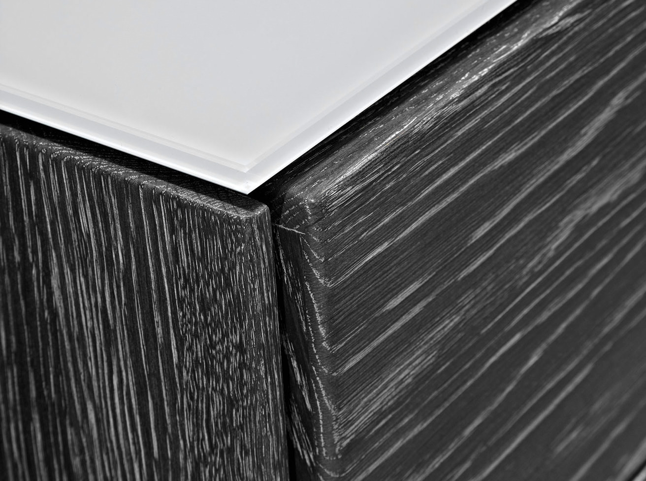 PURE-03_DETAIL Nahaufnahme von moderner Holzmöbel-Oberfläche mit Glasplatte