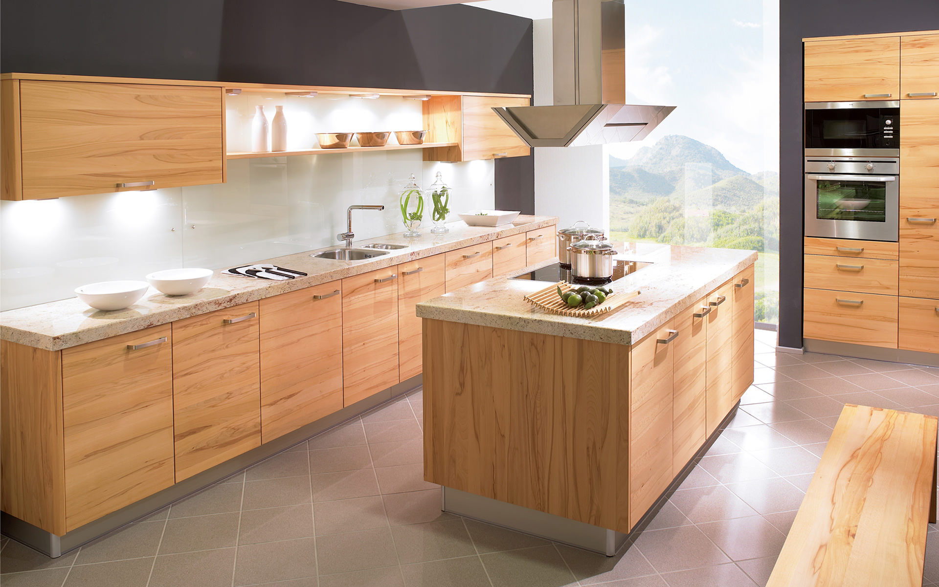 QUANTUM-wildeiche Moderne Küche mit Holzmöbeln und Naturblick.