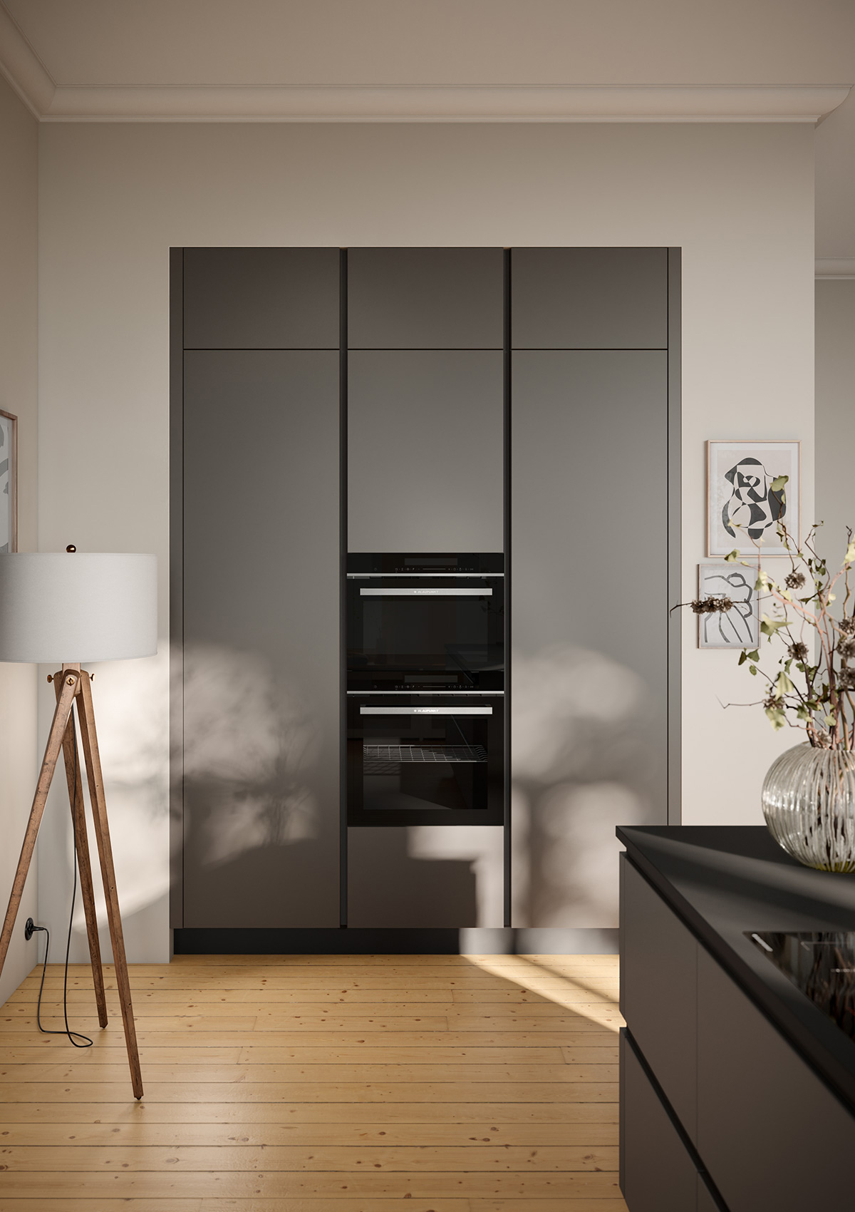 Smart_GL_Steingrau_Hochschrank Moderne graue Küche mit Holzboden und Kunstwerken