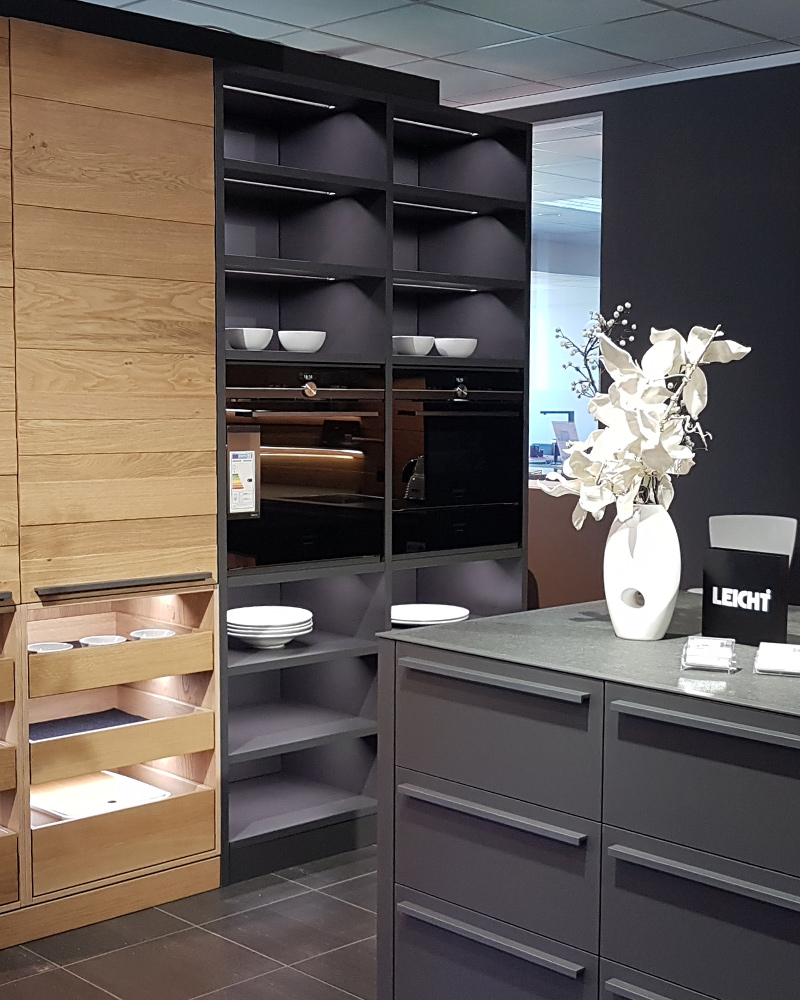 Leicht-Bondi-Valais-d4 Moderne Küchenausstattung mit Holz- und Glasschränken
