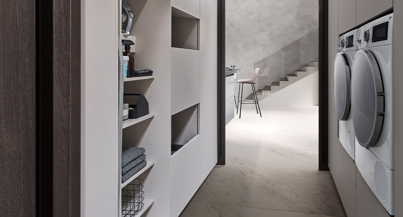 Moderner Hauswirtschaftsraum mit Waschmaschine und Regalen