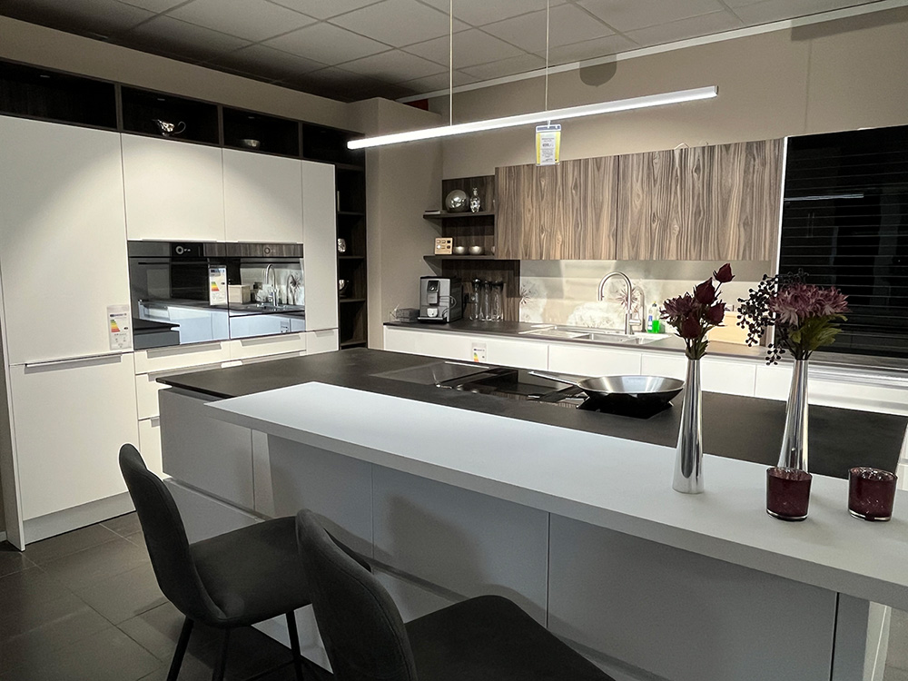 Koje-11-1 Moderne Küche mit Insel und elegantem Design