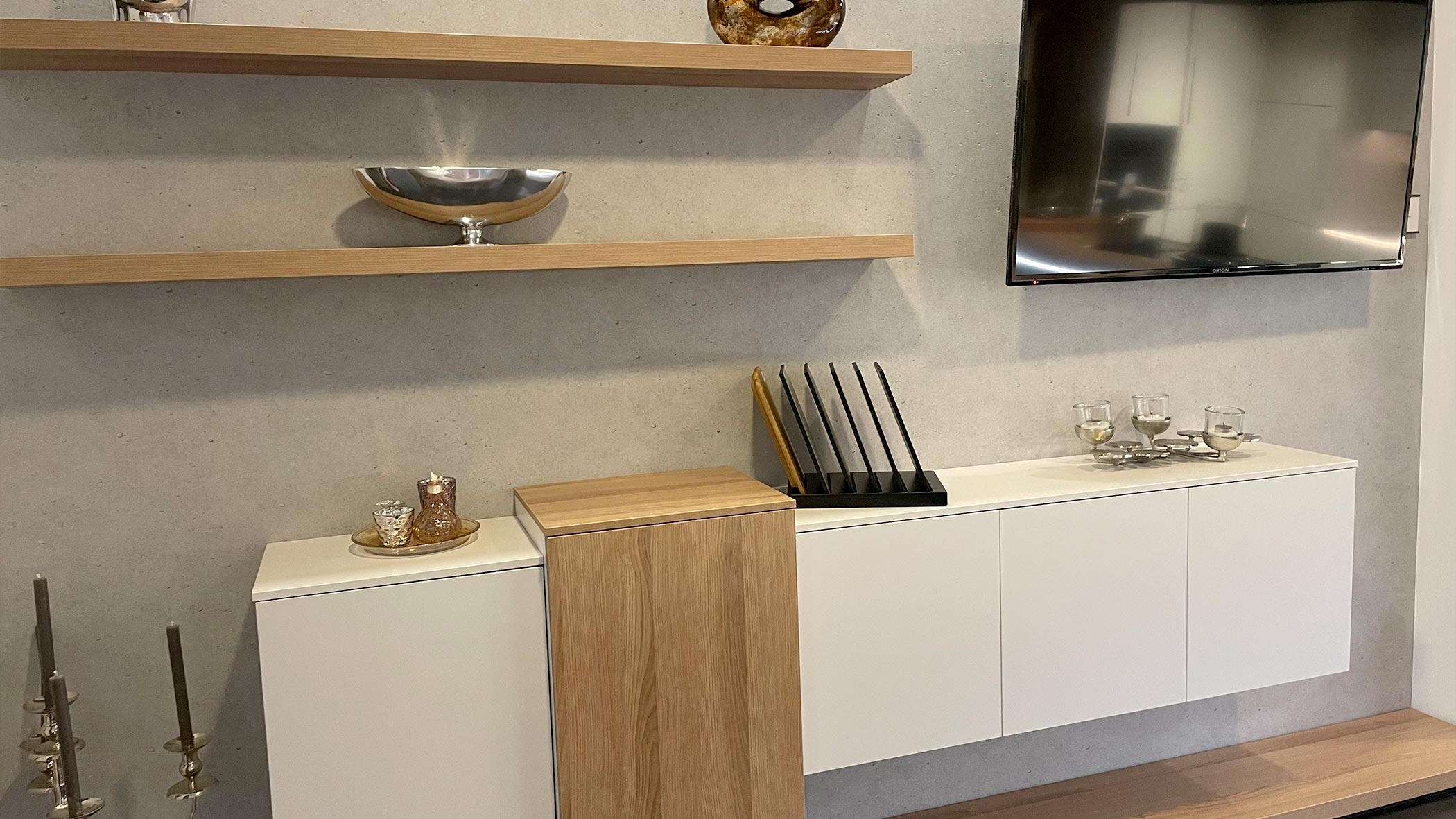 Tv-Wand Moderner Wohnzimmerbereich mit stilvollem Regal und Fernseher