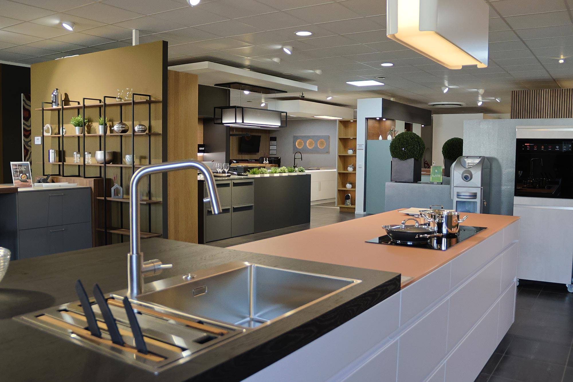 Moderne Küchenstudio mit eleganter Einrichtung und Geräten