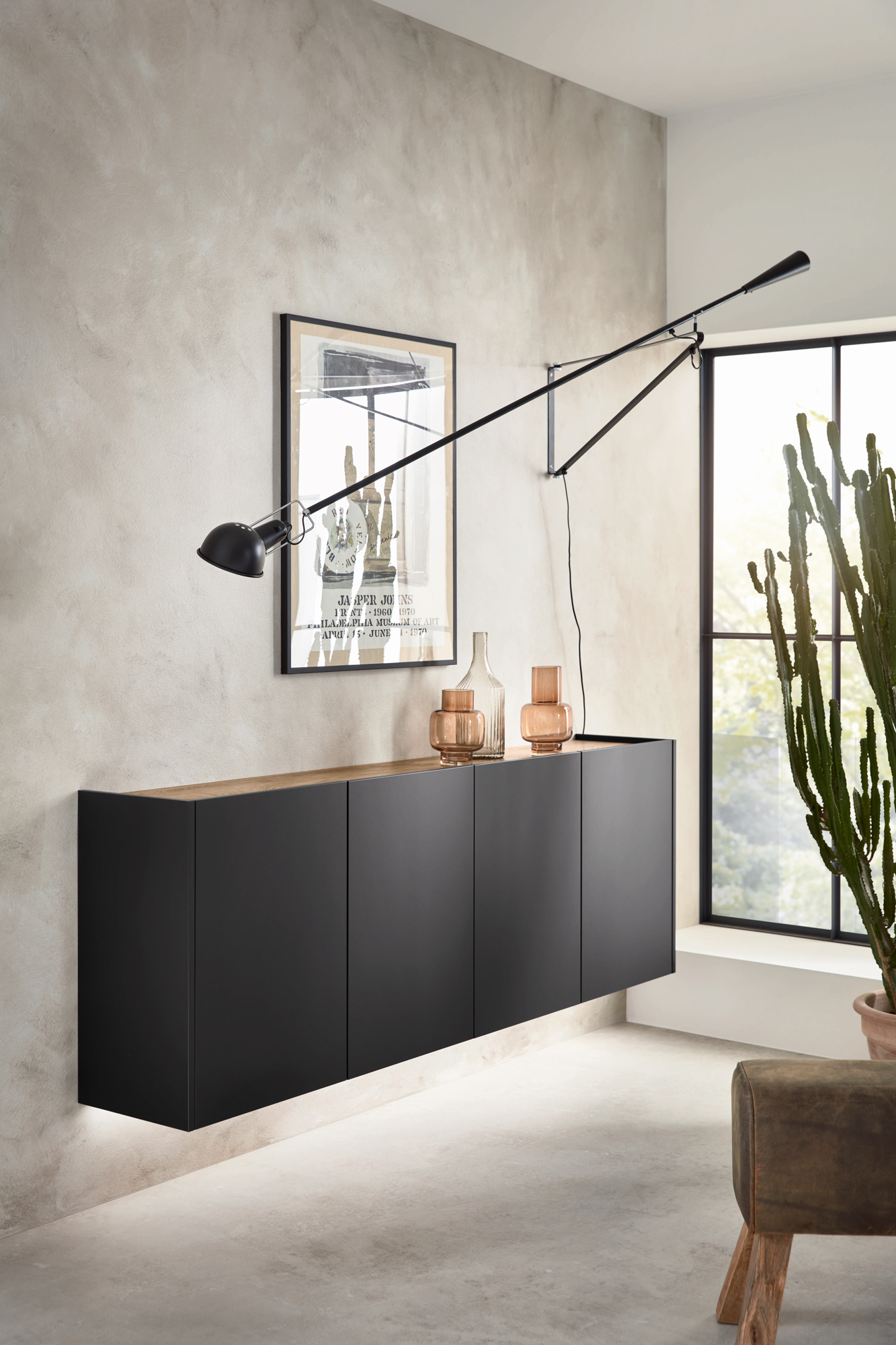 wohnraum1 Moderne Wohnzimmerdekoration mit schwarzem Wandschrank und Kaktus