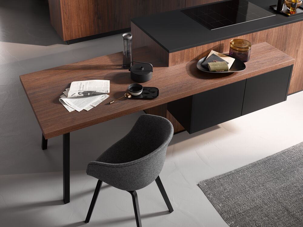 wohnraum4 Moderner minimalistischer Schreibtisch mit grauem Stuhl