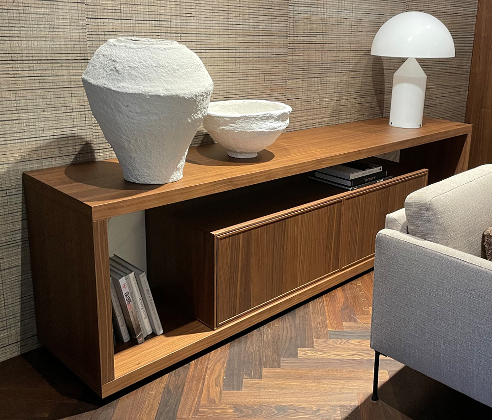 Holzregal mit Vasen und Lampe im Wohnzimmer