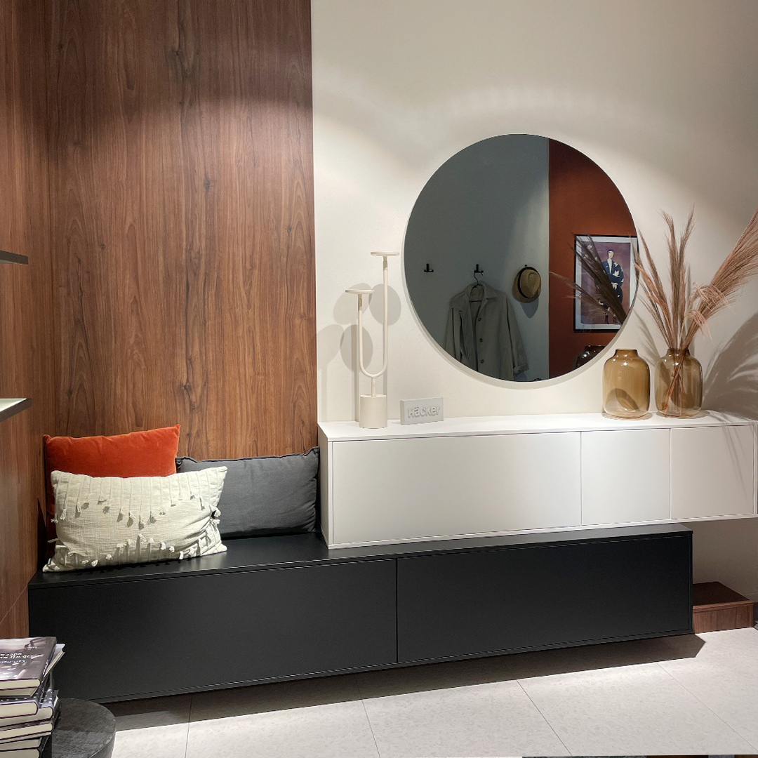 Wohnraumloesung Moderne Wohnzimmerdekoration mit Spiegel und Kissen