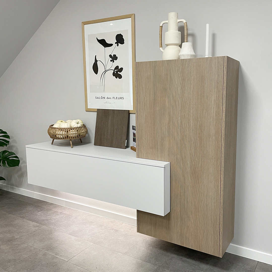 Wohnraum5 Moderner Flur mit Wanddeko und Holzmöbeln.