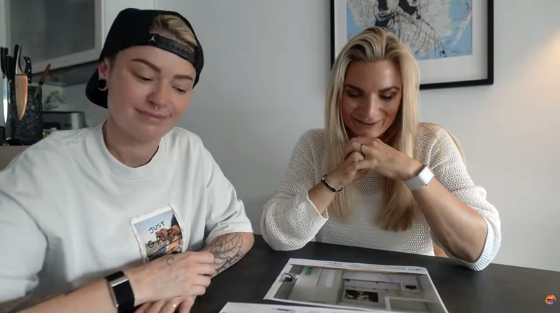 Zwei Menschen besprechen Dokumente am Tisch.