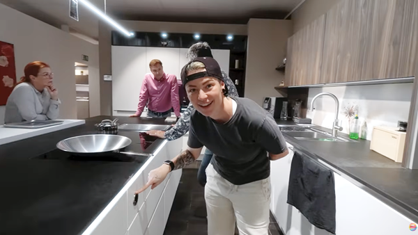 Personen in moderner Küche mit hellem Design