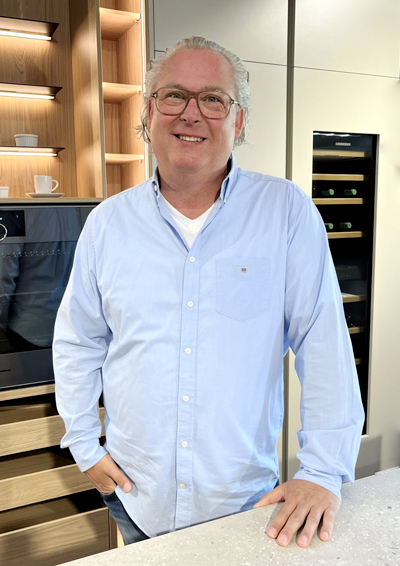 Marc-Rosenthal-400×566 Mann in moderner Küche mit hellem Hemd