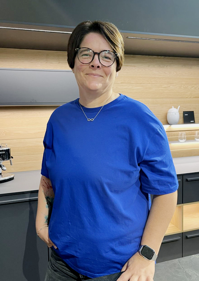 Nadine-Kissel-400×566 Person im blauen Shirt steht in Küche