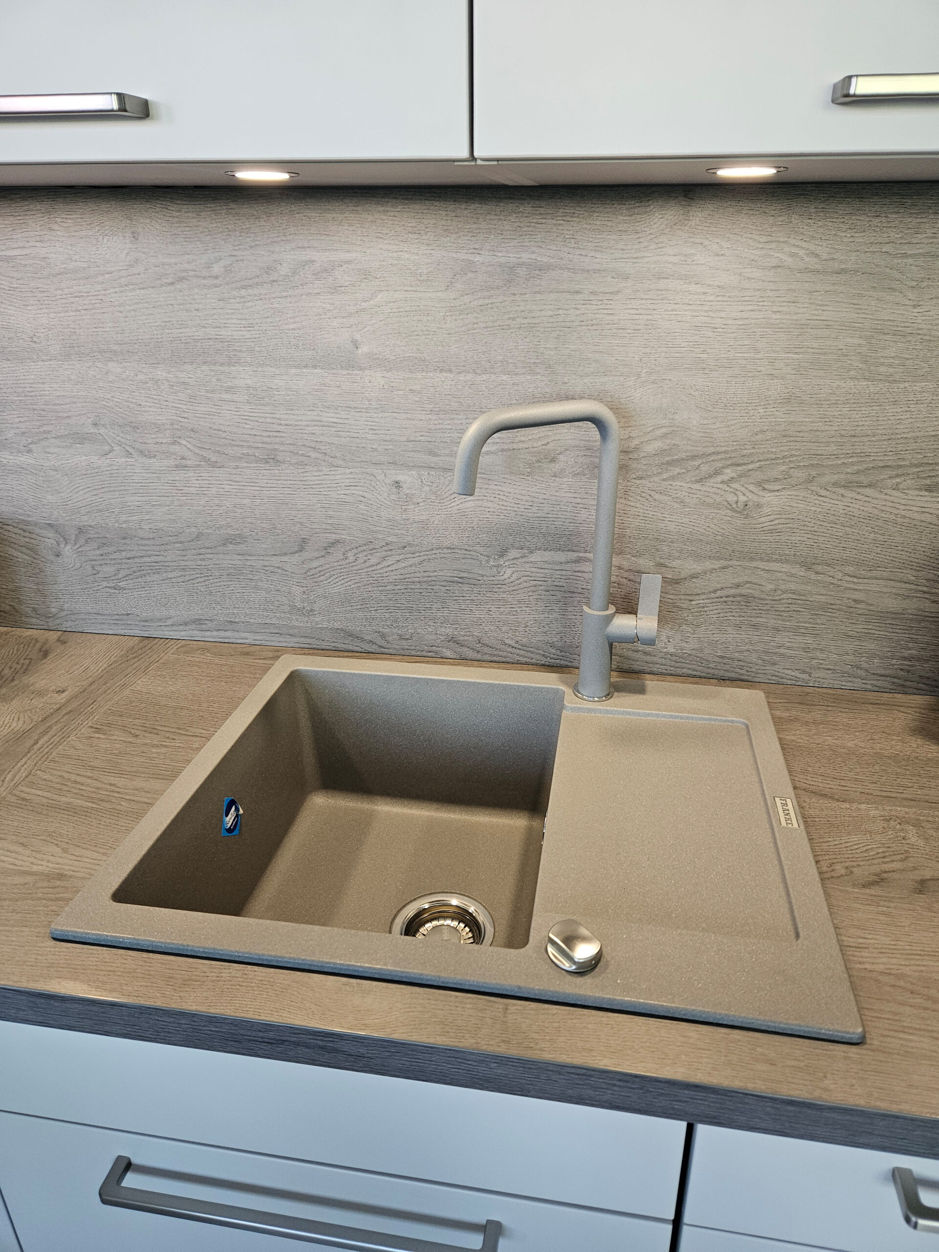 Koje7-1 Moderne graue Küche Spüle mit Wasserhahn