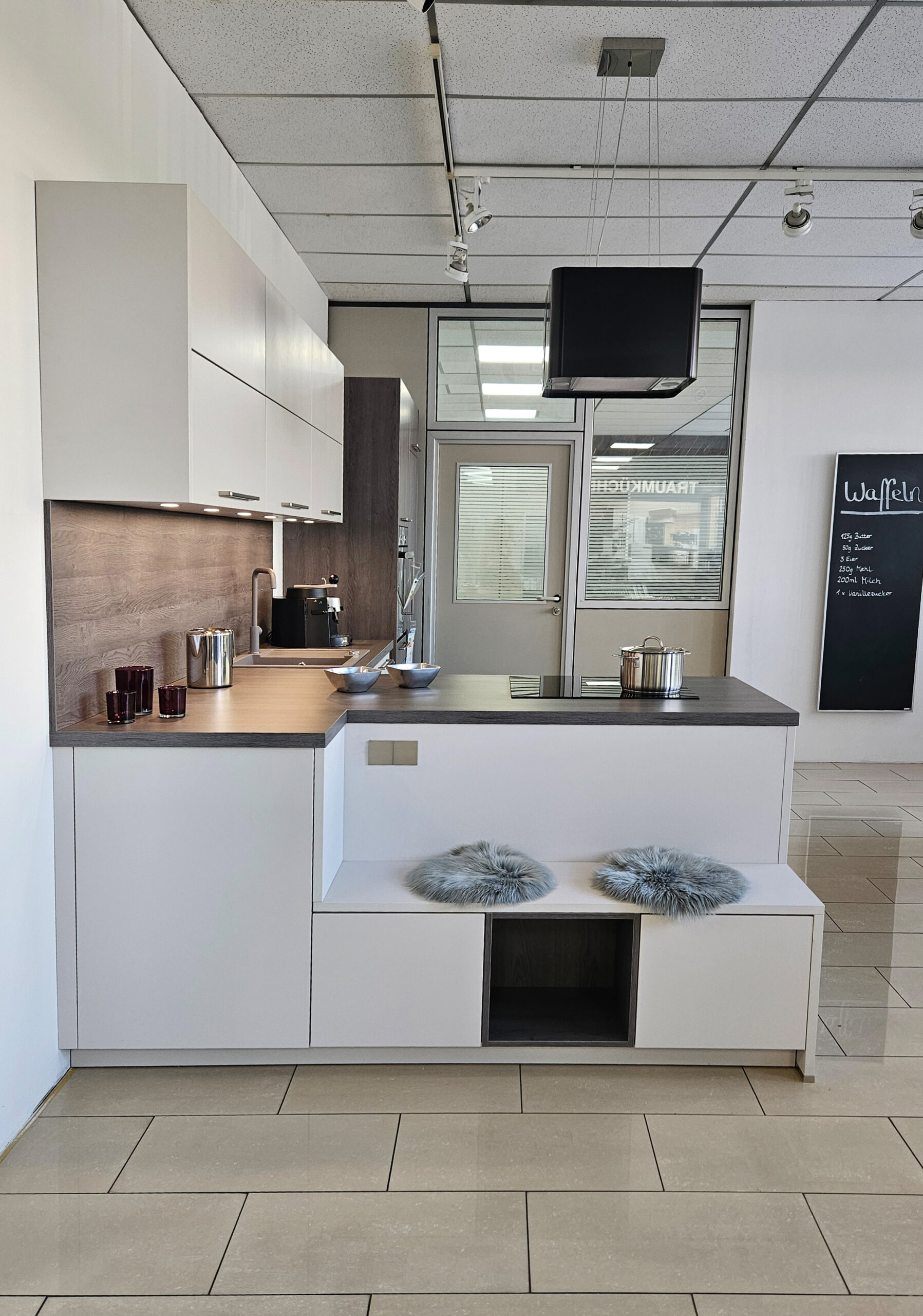 Koje7-4 Moderne weiße Küche mit eleganter Einrichtung